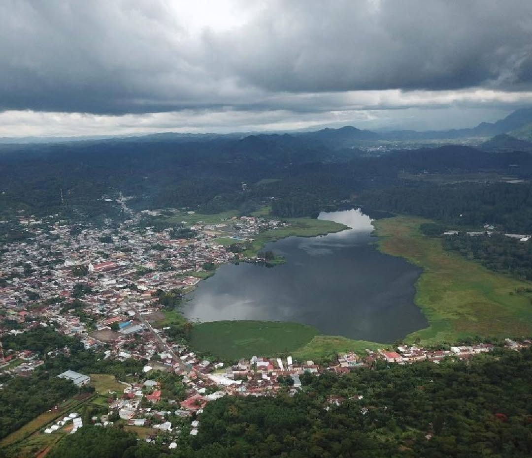 Neblina y vegetación en San Cristóbal Verapaz, Guatemala